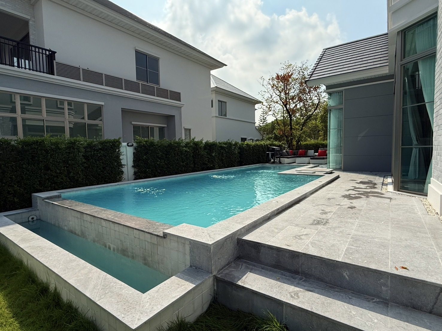 สระว่ายน้ำ Rich Pool Villa Ladkrabang