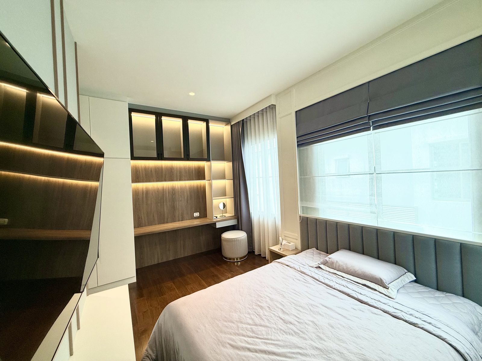ห้องนอนใหญ่พร้อมทีวี