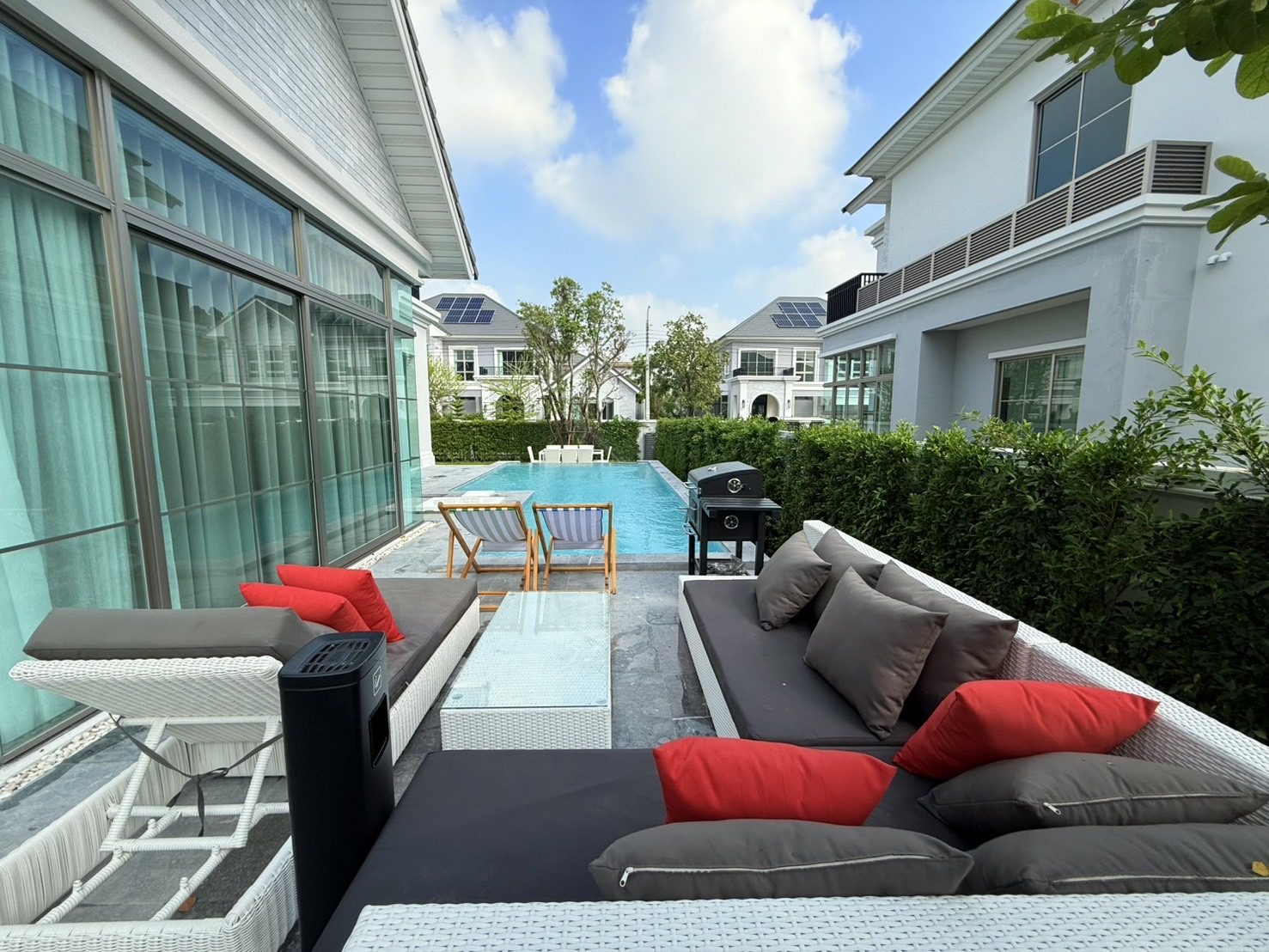 สระว่ายน้ำ Rich Pool Villa Ladkrabang