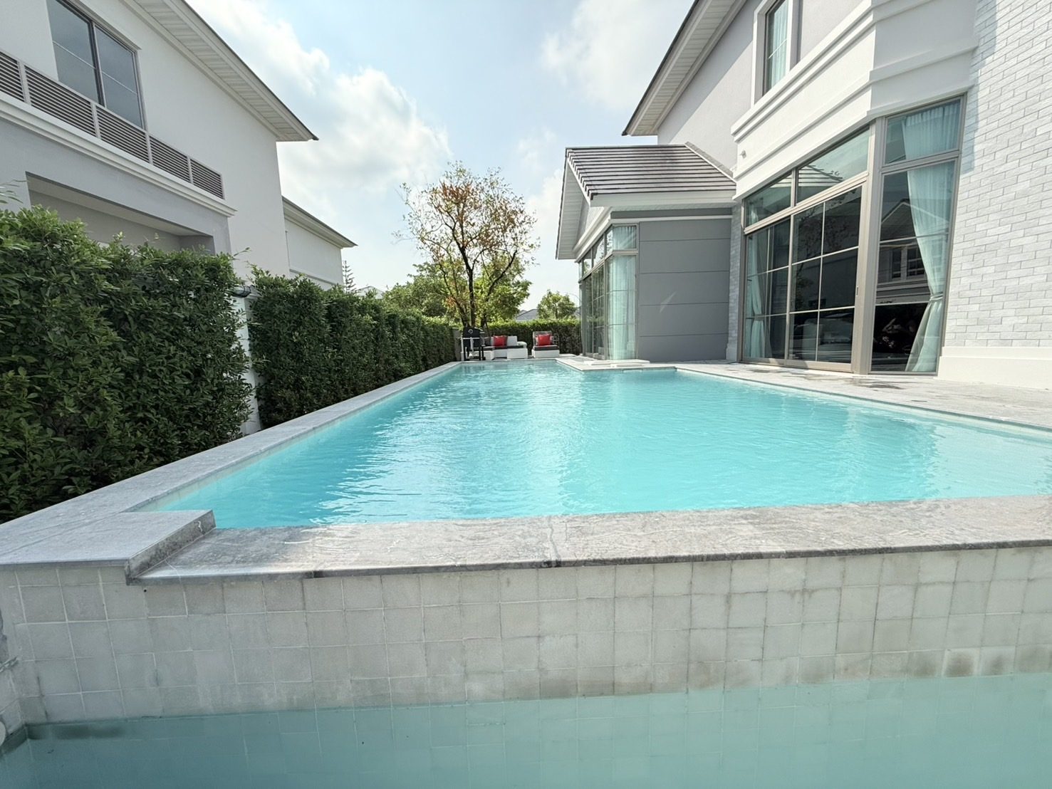 สระว่ายน้ำ Rich Pool Villa Ladkrabang